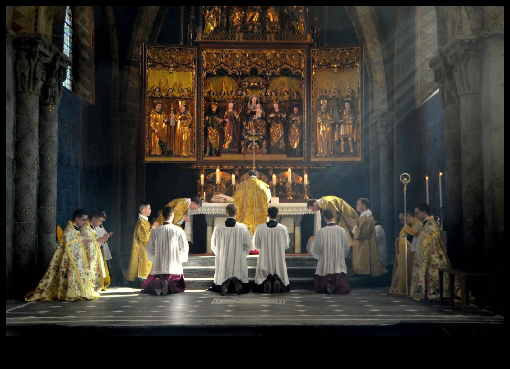 Τα Ιερά Μονοπάτια της Λειτουργίας και οι Λαβύρινθοι Καλλιτεχνικές Αναπαραστάσεις Γοτθικών Θρησκευτικών Πρακτικών 2 Λειτουργία και Λαβύρινθοι: Καλλιτεχνικές Αναπαραστάσεις σε Γοτθικές Θρησκευτικές Πρακτικές