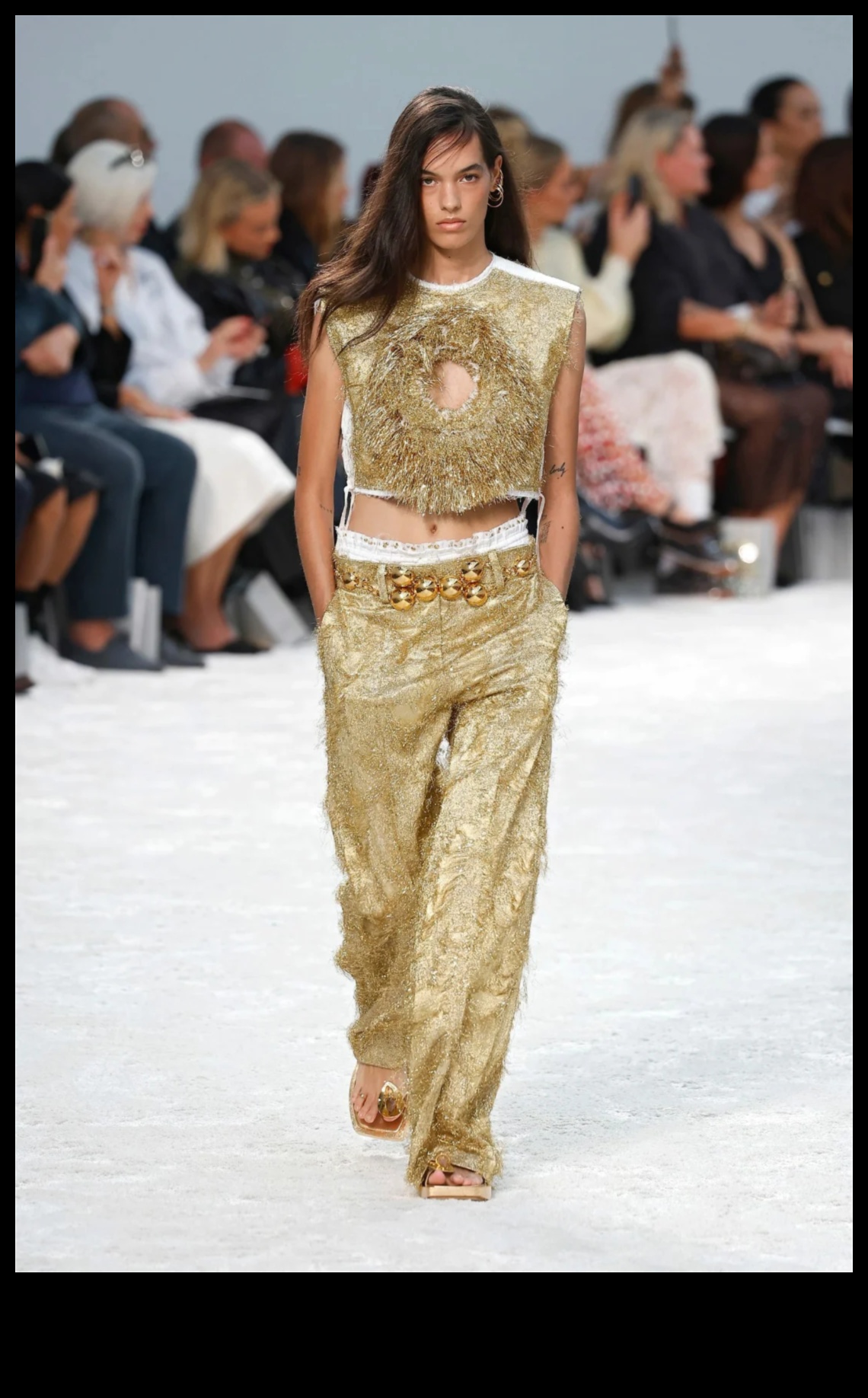 Runway Ready Revelry Μια πρόποση για το μεγαλείο των ρούχων 1 Runway Ready Revelry: Toasting to the Grandeur of Clothing