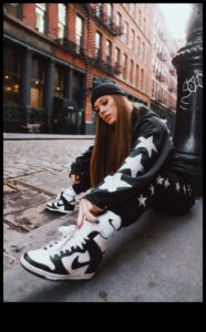 Streetwise Sophistication: Ανυψώστε το βλέμμα σας, χτυπήστε τους δρόμους