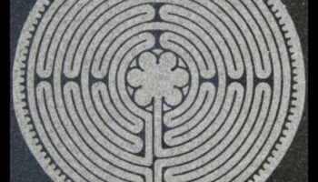 Λειτουργία και Λαβύρινθοι: Καλλιτεχνικές Αναπαραστάσεις σε Γοτθικές Θρησκευτικές Πρακτικές